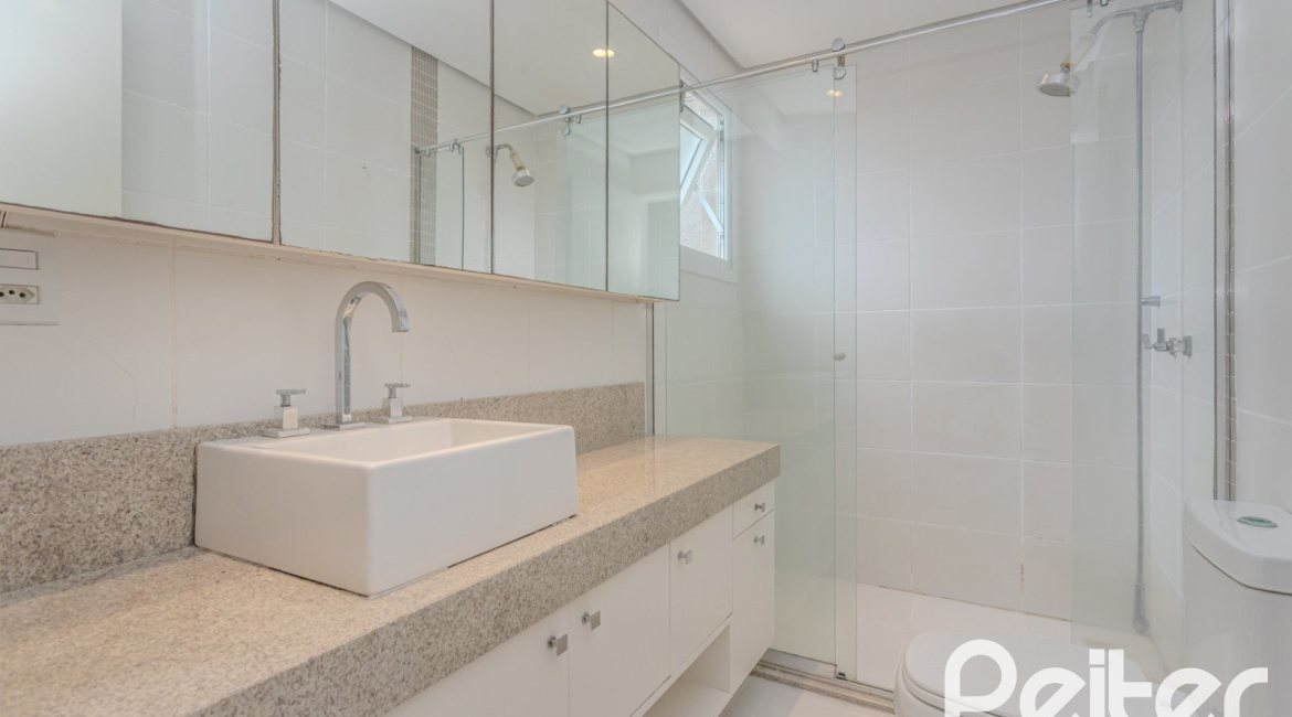Casa à venda com 152m², 3 dormitórios, 1 suíte, 2 vagas, no bairro Tristeza em Porto Alegre