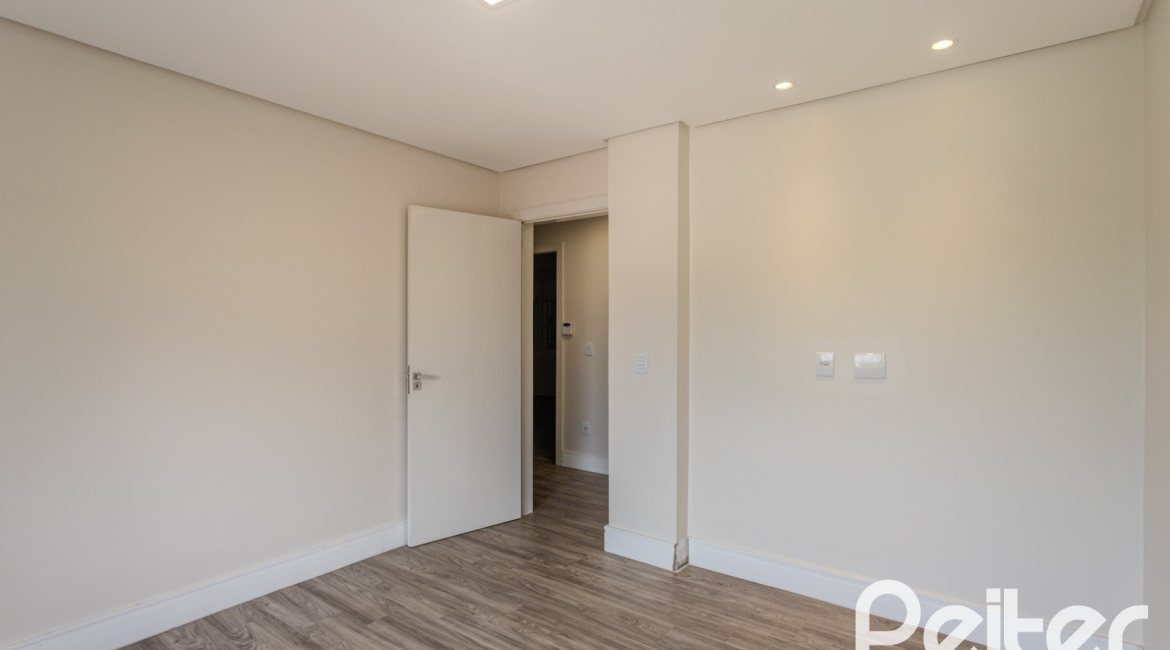 Casa à venda com 152m², 3 dormitórios, 1 suíte, 2 vagas, no bairro Tristeza em Porto Alegre