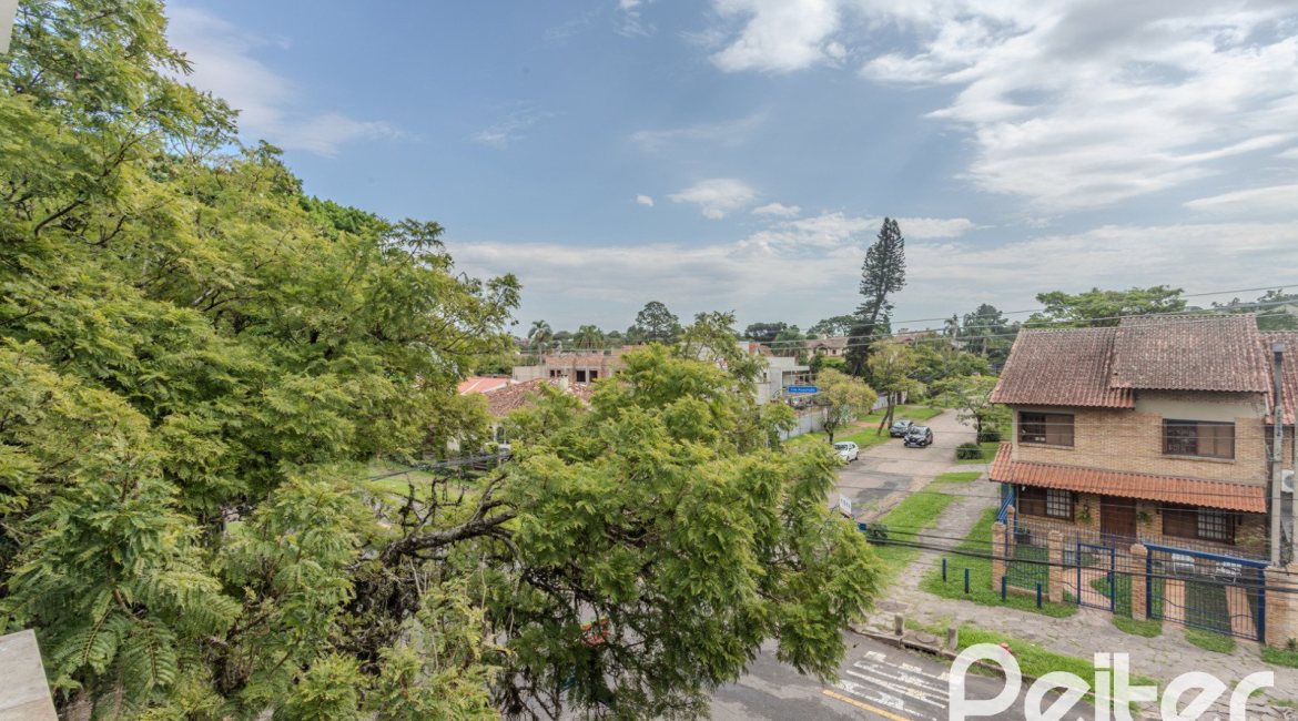 Casa à venda com 152m², 3 dormitórios, 1 suíte, 2 vagas, no bairro Tristeza em Porto Alegre