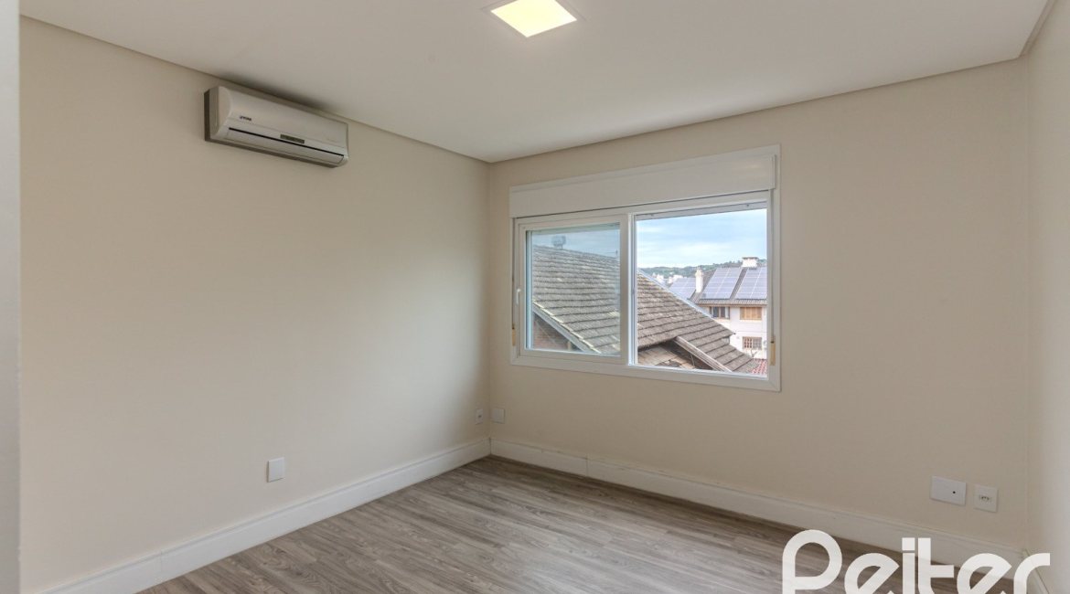 Casa à venda com 152m², 3 dormitórios, 1 suíte, 2 vagas, no bairro Tristeza em Porto Alegre