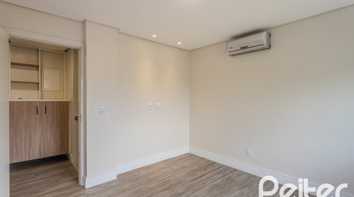 Casa à venda com 152m², 3 dormitórios, 1 suíte, 2 vagas, no bairro Tristeza em Porto Alegre