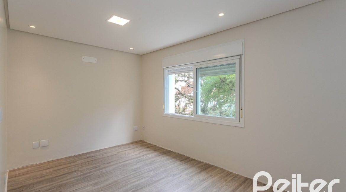Casa à venda com 152m², 3 dormitórios, 1 suíte, 2 vagas, no bairro Tristeza em Porto Alegre