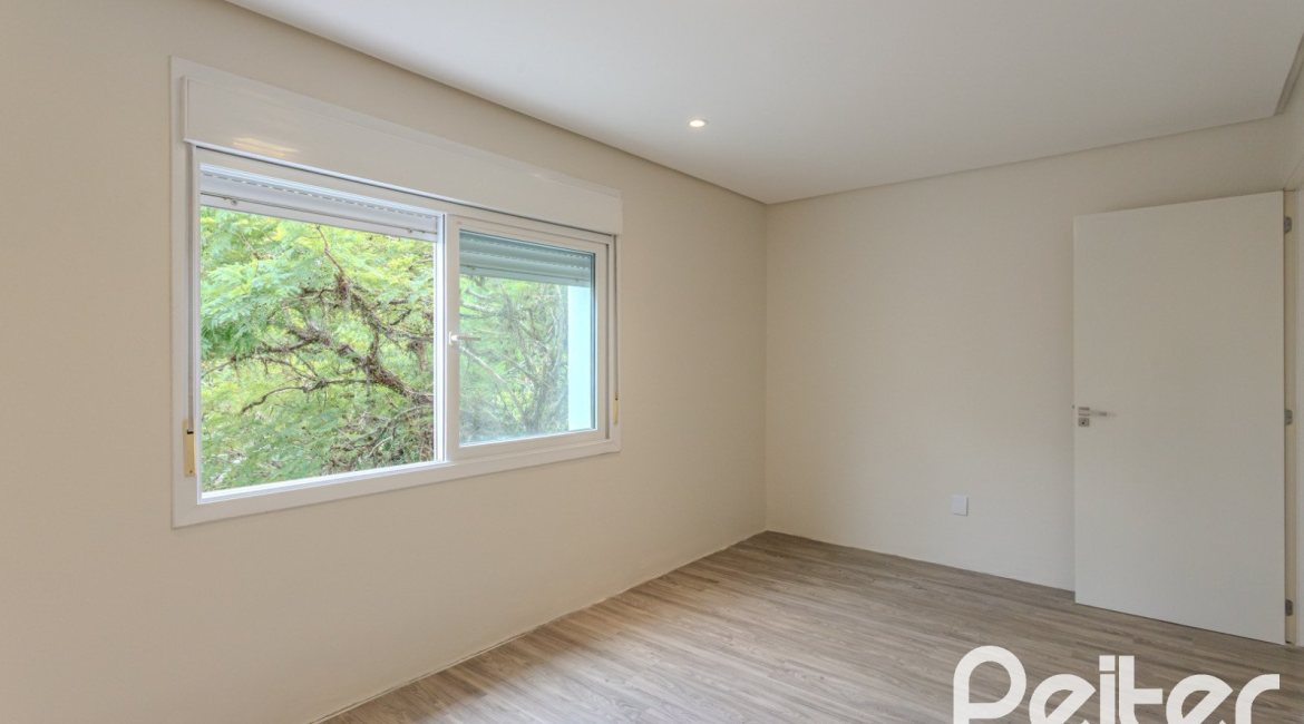 Casa à venda com 152m², 3 dormitórios, 1 suíte, 2 vagas, no bairro Tristeza em Porto Alegre