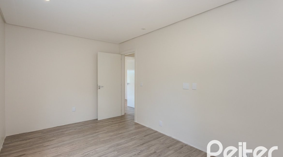 Casa à venda com 152m², 3 dormitórios, 1 suíte, 2 vagas, no bairro Tristeza em Porto Alegre