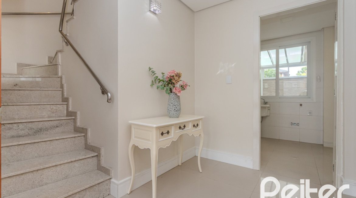 Casa à venda com 152m², 3 dormitórios, 1 suíte, 2 vagas, no bairro Tristeza em Porto Alegre