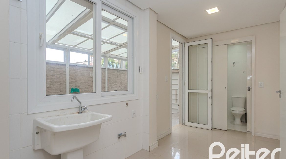 Casa à venda com 152m², 3 dormitórios, 1 suíte, 2 vagas, no bairro Tristeza em Porto Alegre