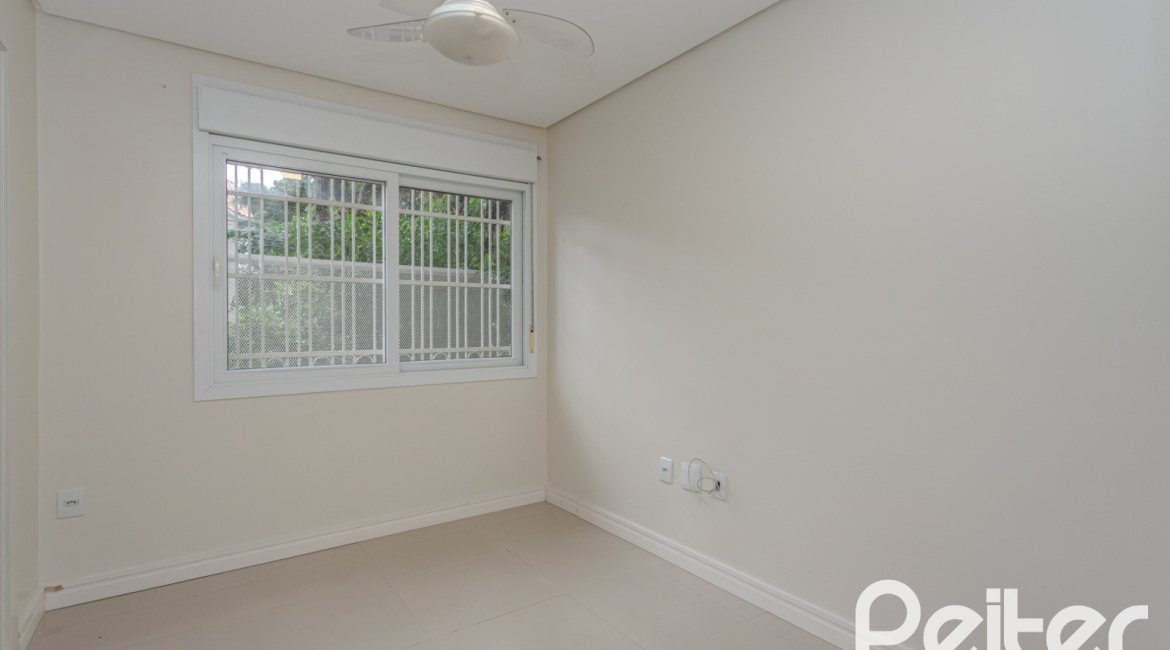 Casa à venda com 152m², 3 dormitórios, 1 suíte, 2 vagas, no bairro Tristeza em Porto Alegre