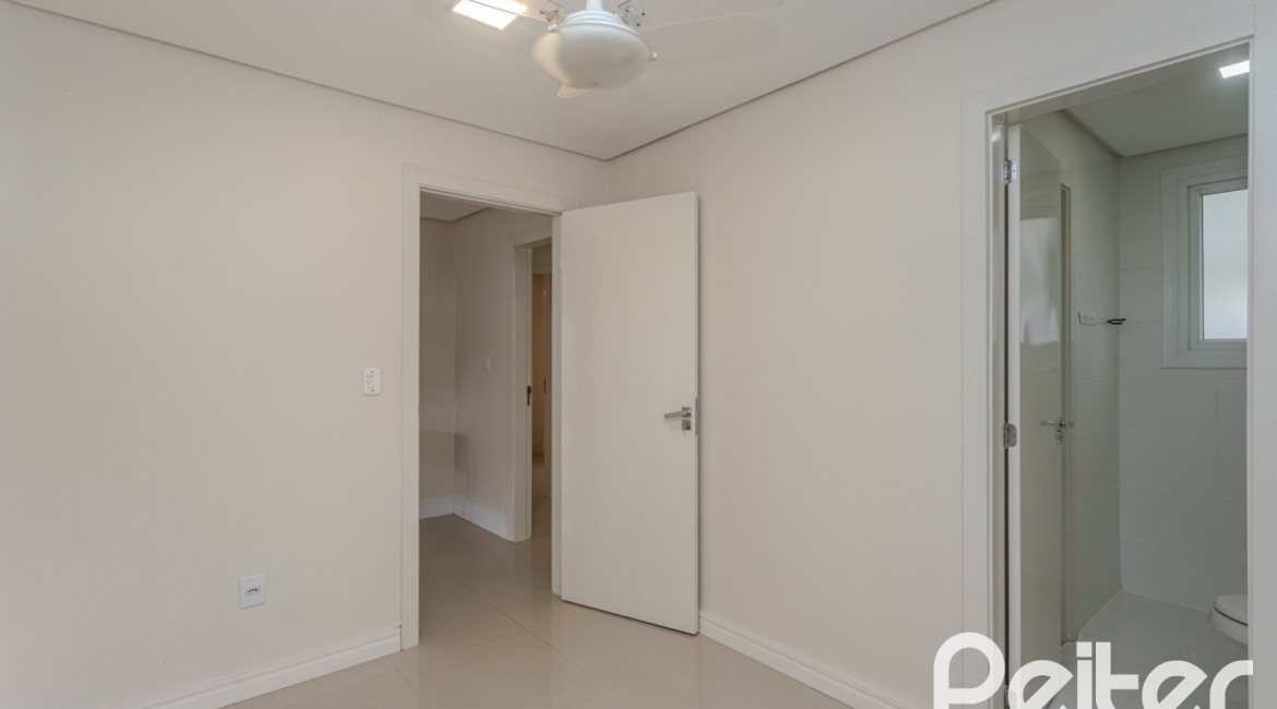 Casa à venda com 152m², 3 dormitórios, 1 suíte, 2 vagas, no bairro Tristeza em Porto Alegre