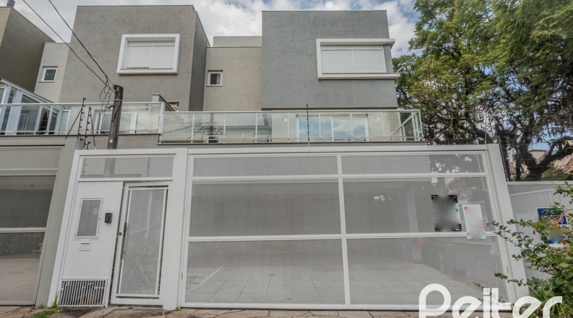 Casa à venda com 152m², 3 dormitórios, 1 suíte, 2 vagas, no bairro Tristeza em Porto Alegre
