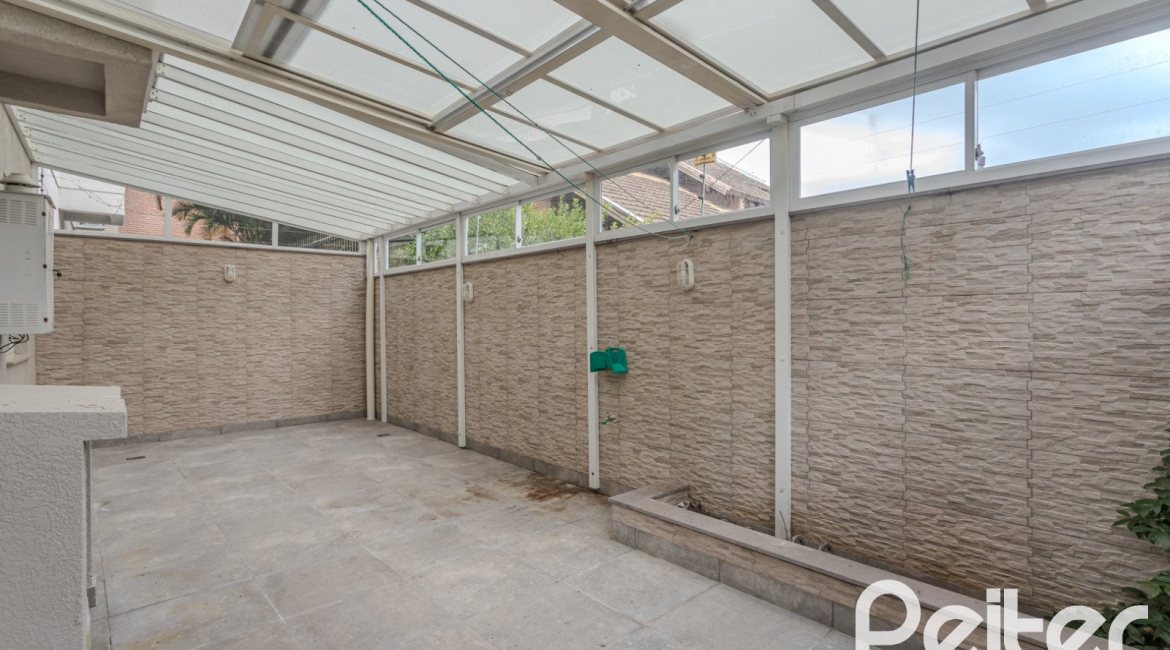 Casa à venda com 152m², 3 dormitórios, 1 suíte, 2 vagas, no bairro Tristeza em Porto Alegre