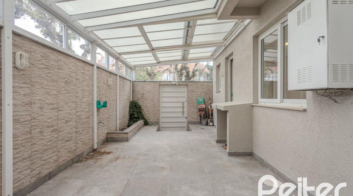Casa à venda com 152m², 3 dormitórios, 1 suíte, 2 vagas, no bairro Tristeza em Porto Alegre