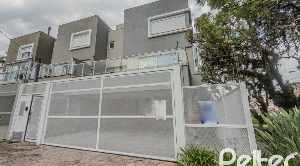 Casa à venda com 152m², 3 dormitórios, 1 suíte, 2 vagas, no bairro Tristeza em Porto Alegre