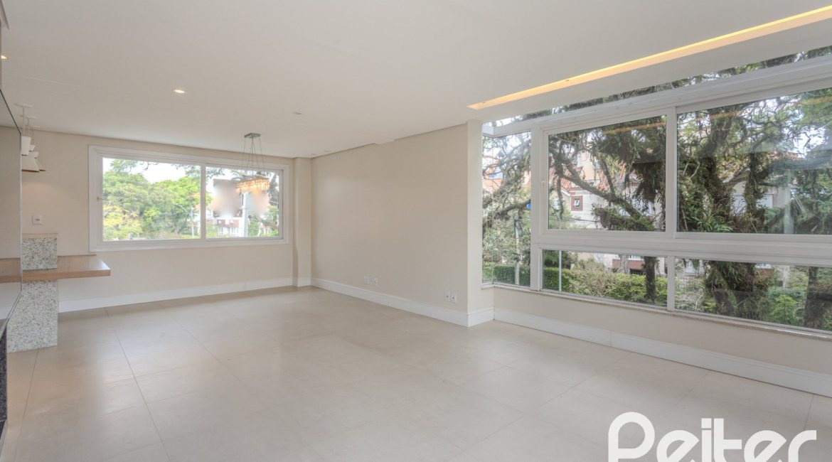 Casa à venda com 152m², 3 dormitórios, 1 suíte, 2 vagas, no bairro Tristeza em Porto Alegre