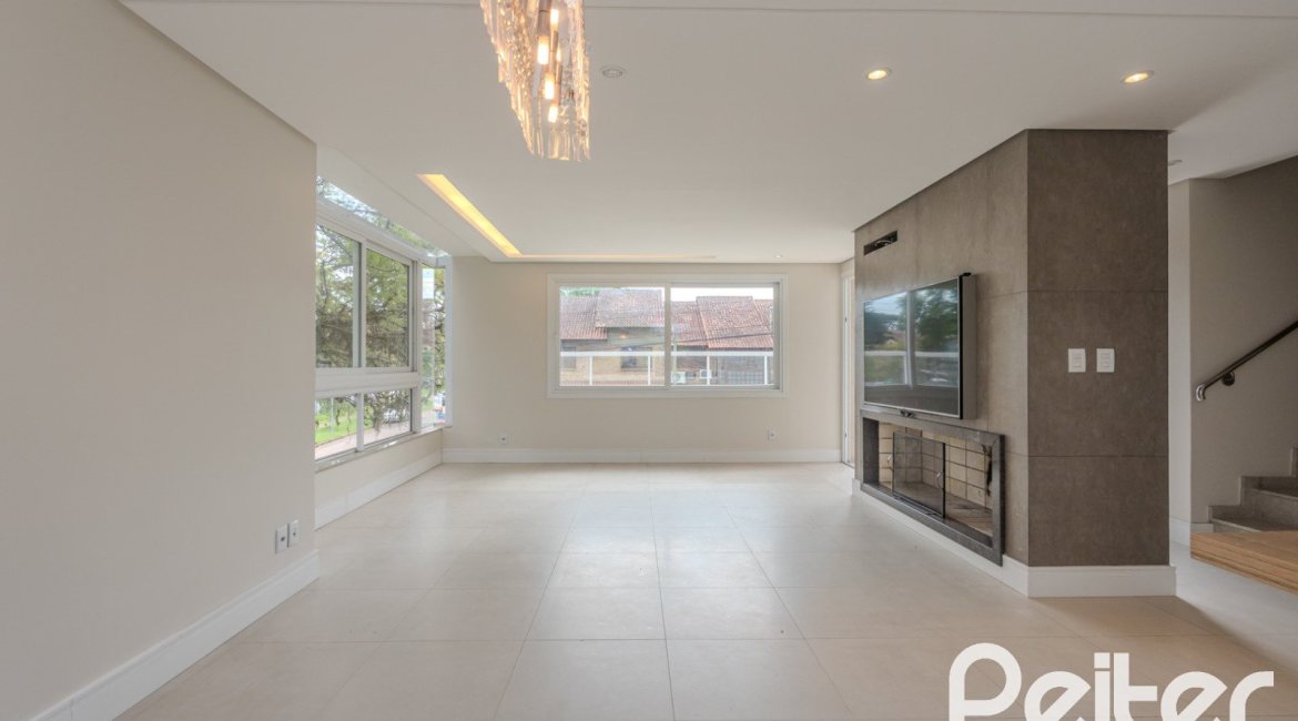 Casa à venda com 152m², 3 dormitórios, 1 suíte, 2 vagas, no bairro Tristeza em Porto Alegre