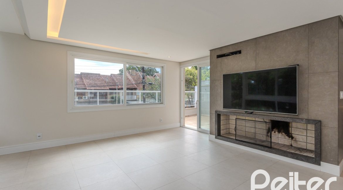 Casa à venda com 152m², 3 dormitórios, 1 suíte, 2 vagas, no bairro Tristeza em Porto Alegre