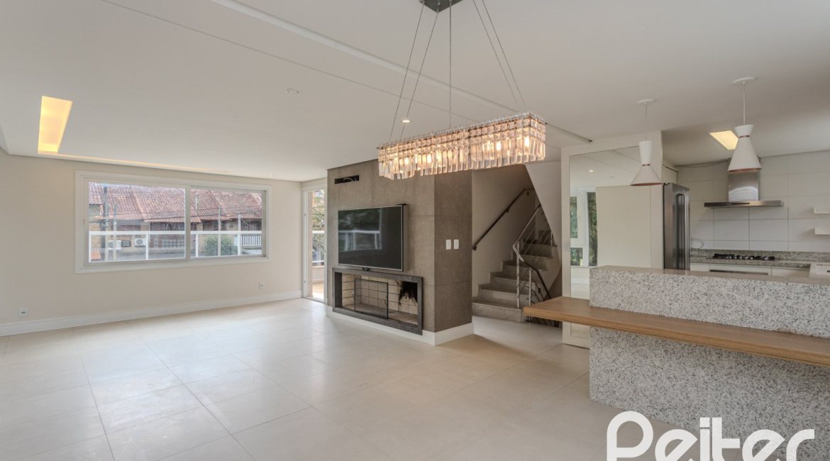 Casa à venda com 152m², 3 dormitórios, 1 suíte, 2 vagas, no bairro Tristeza em Porto Alegre