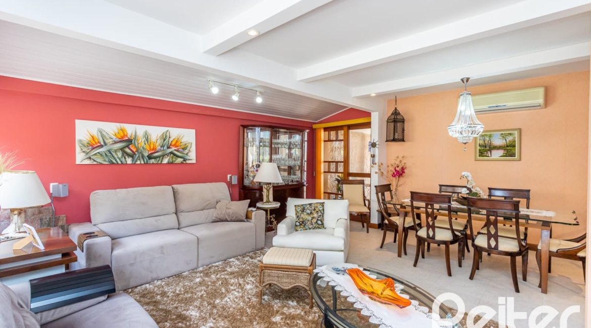 Casa à venda com 127m², 2 dormitórios, 1 suíte, 6 vagas, no bairro Teresópolis em Porto Alegre