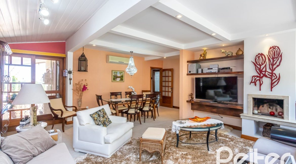 Casa à venda com 127m², 2 dormitórios, 1 suíte, 6 vagas, no bairro Teresópolis em Porto Alegre