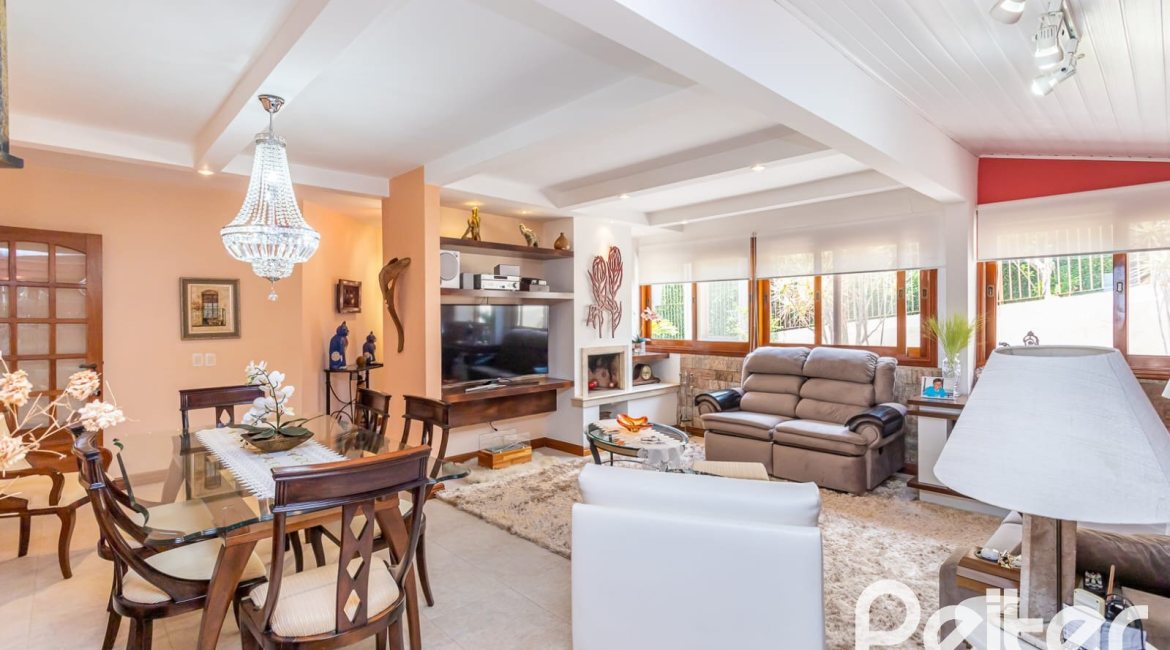 Casa à venda com 127m², 2 dormitórios, 1 suíte, 6 vagas, no bairro Teresópolis em Porto Alegre