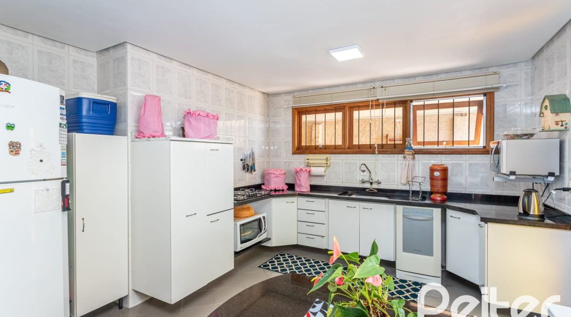 Casa à venda com 127m², 2 dormitórios, 1 suíte, 6 vagas, no bairro Teresópolis em Porto Alegre