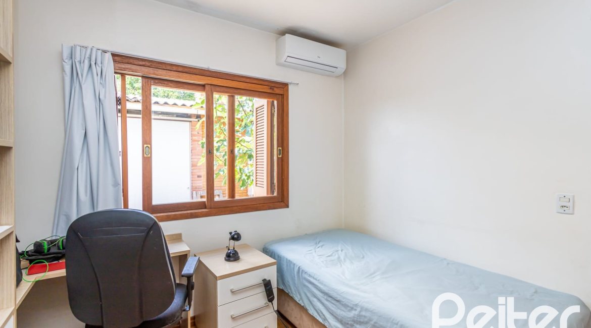 Casa à venda com 127m², 2 dormitórios, 1 suíte, 6 vagas, no bairro Teresópolis em Porto Alegre