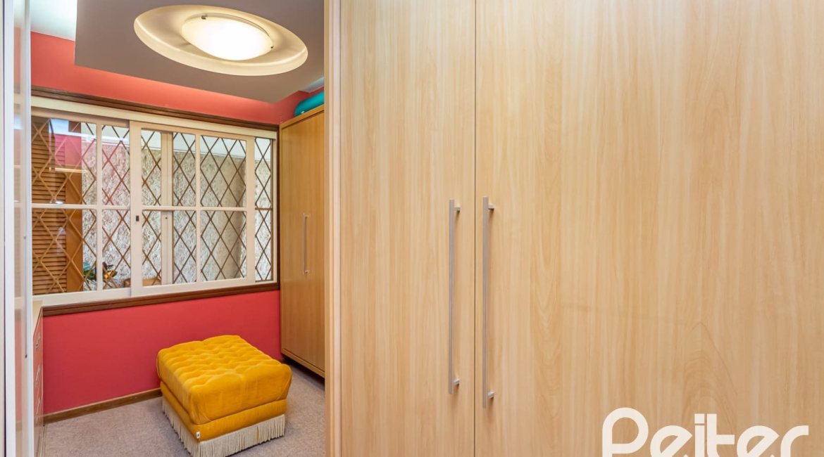 Casa à venda com 127m², 2 dormitórios, 1 suíte, 6 vagas, no bairro Teresópolis em Porto Alegre