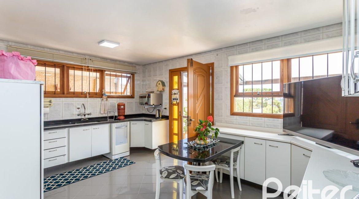 Casa à venda com 127m², 2 dormitórios, 1 suíte, 6 vagas, no bairro Teresópolis em Porto Alegre