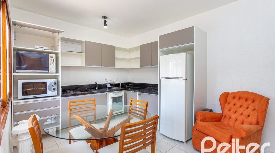 Casa à venda com 127m², 2 dormitórios, 1 suíte, 6 vagas, no bairro Teresópolis em Porto Alegre