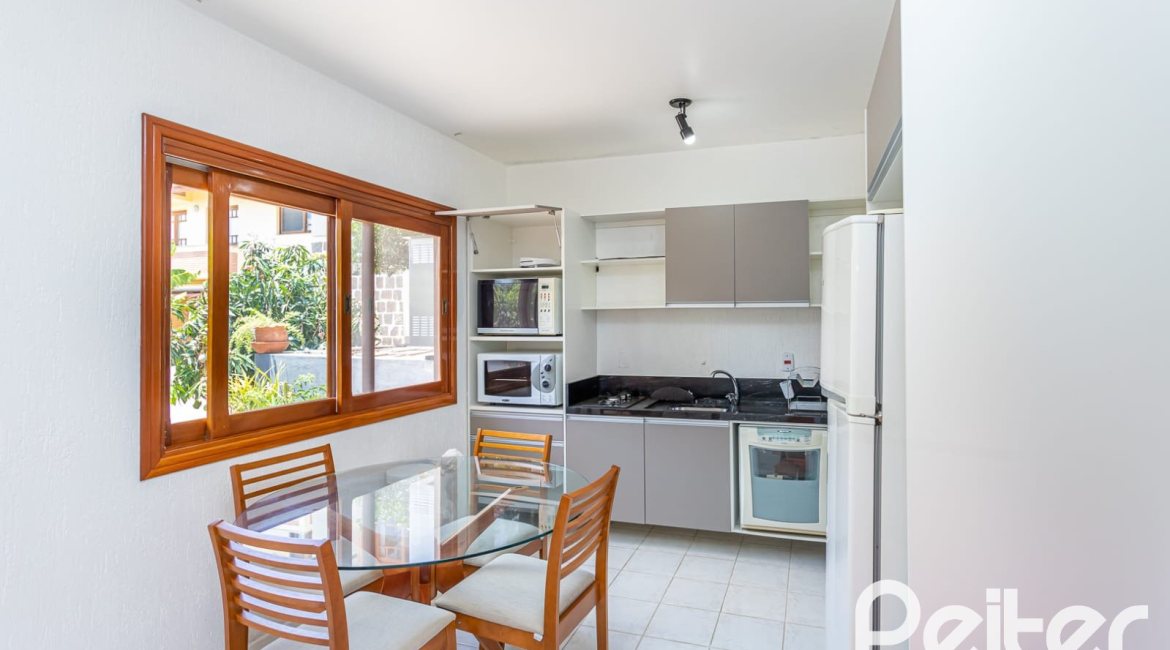 Casa à venda com 127m², 2 dormitórios, 1 suíte, 6 vagas, no bairro Teresópolis em Porto Alegre