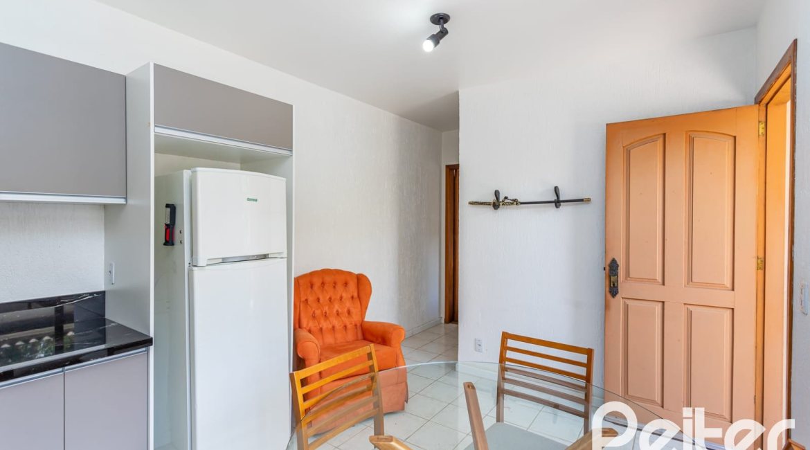 Casa à venda com 127m², 2 dormitórios, 1 suíte, 6 vagas, no bairro Teresópolis em Porto Alegre