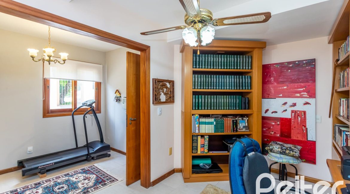 Casa à venda com 127m², 2 dormitórios, 1 suíte, 6 vagas, no bairro Teresópolis em Porto Alegre