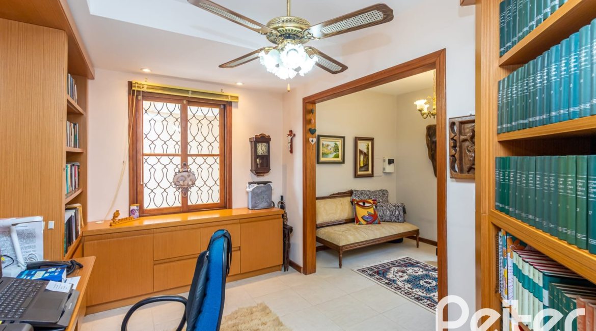 Casa à venda com 127m², 2 dormitórios, 1 suíte, 6 vagas, no bairro Teresópolis em Porto Alegre