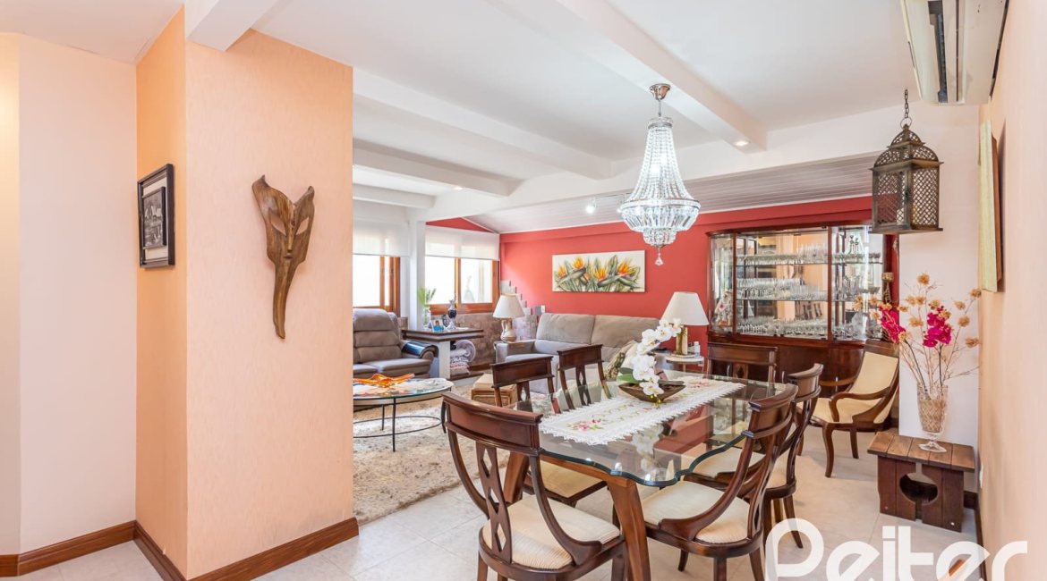 Casa à venda com 127m², 2 dormitórios, 1 suíte, 6 vagas, no bairro Teresópolis em Porto Alegre