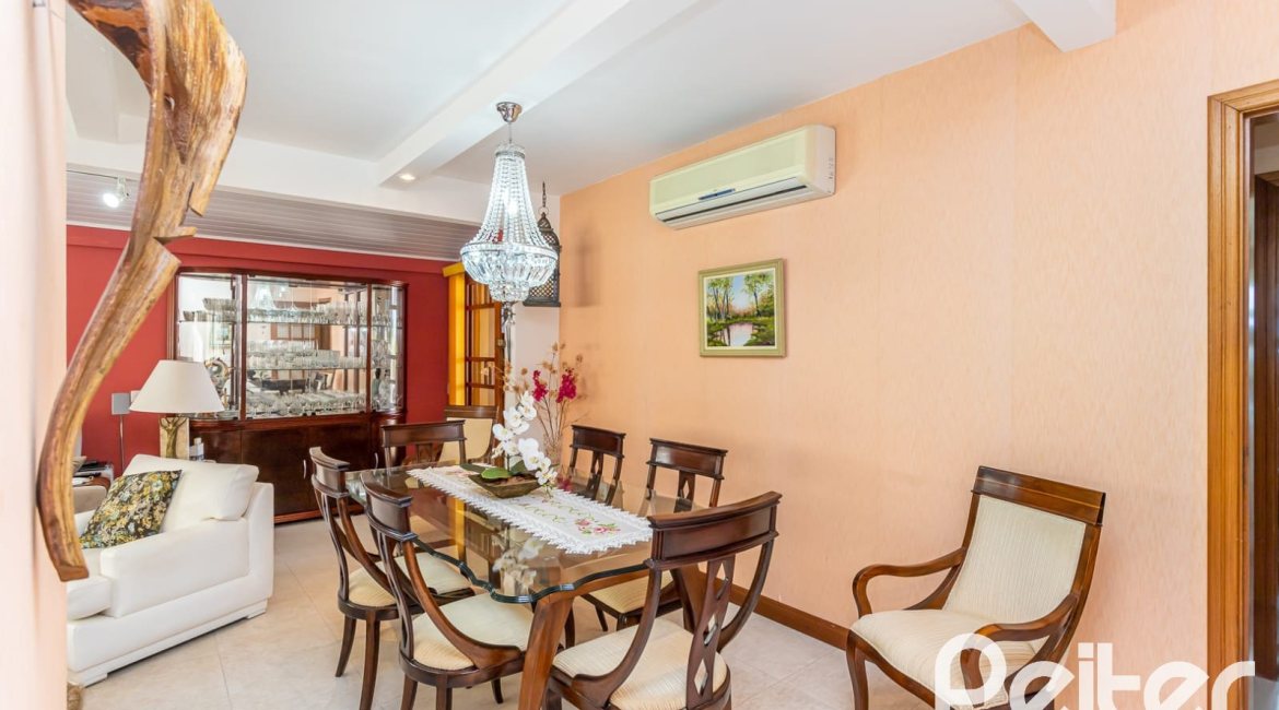 Casa à venda com 127m², 2 dormitórios, 1 suíte, 6 vagas, no bairro Teresópolis em Porto Alegre