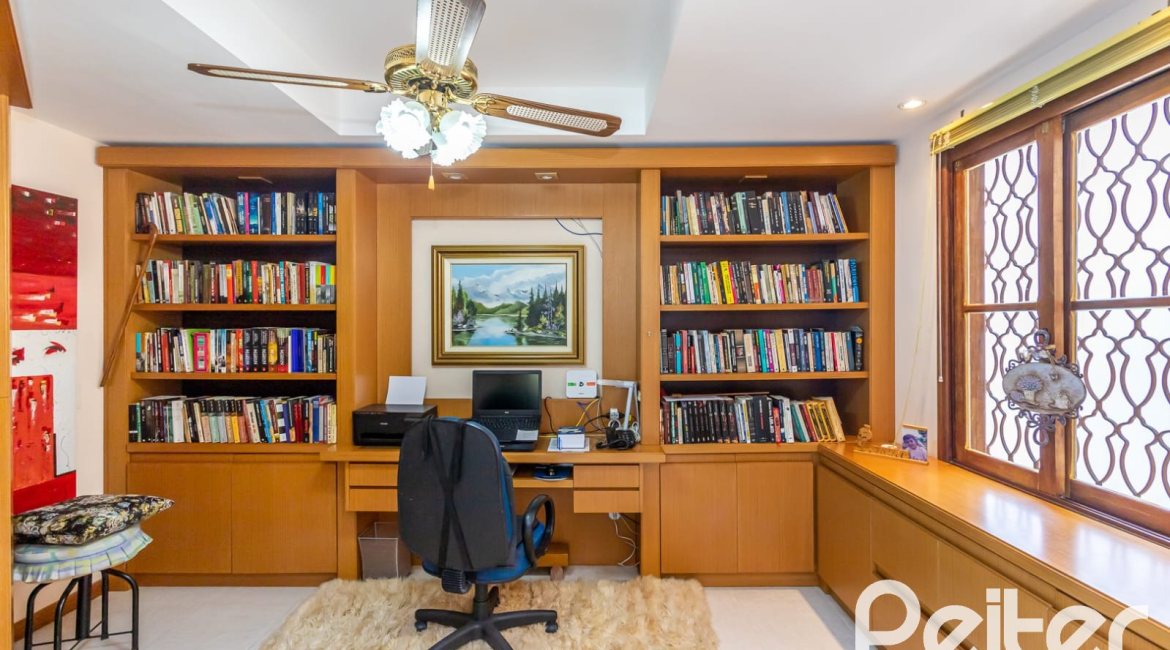 Casa à venda com 127m², 2 dormitórios, 1 suíte, 6 vagas, no bairro Teresópolis em Porto Alegre