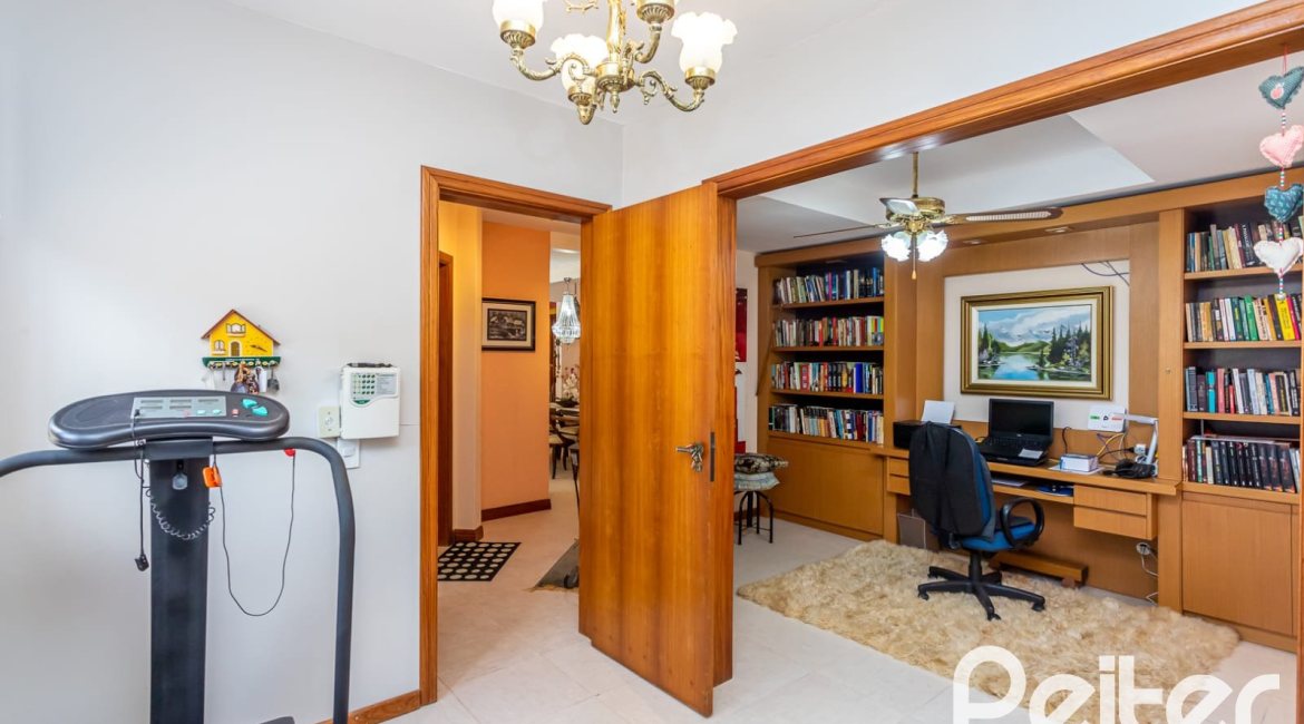 Casa à venda com 127m², 2 dormitórios, 1 suíte, 6 vagas, no bairro Teresópolis em Porto Alegre