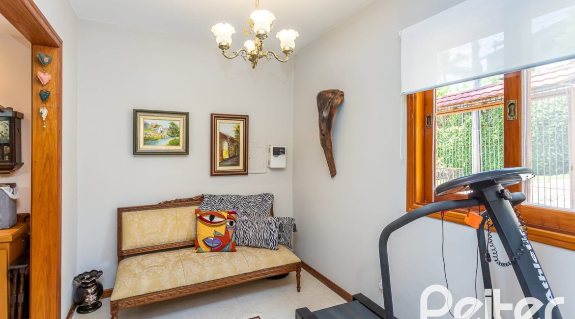 Casa à venda com 127m², 2 dormitórios, 1 suíte, 6 vagas, no bairro Teresópolis em Porto Alegre