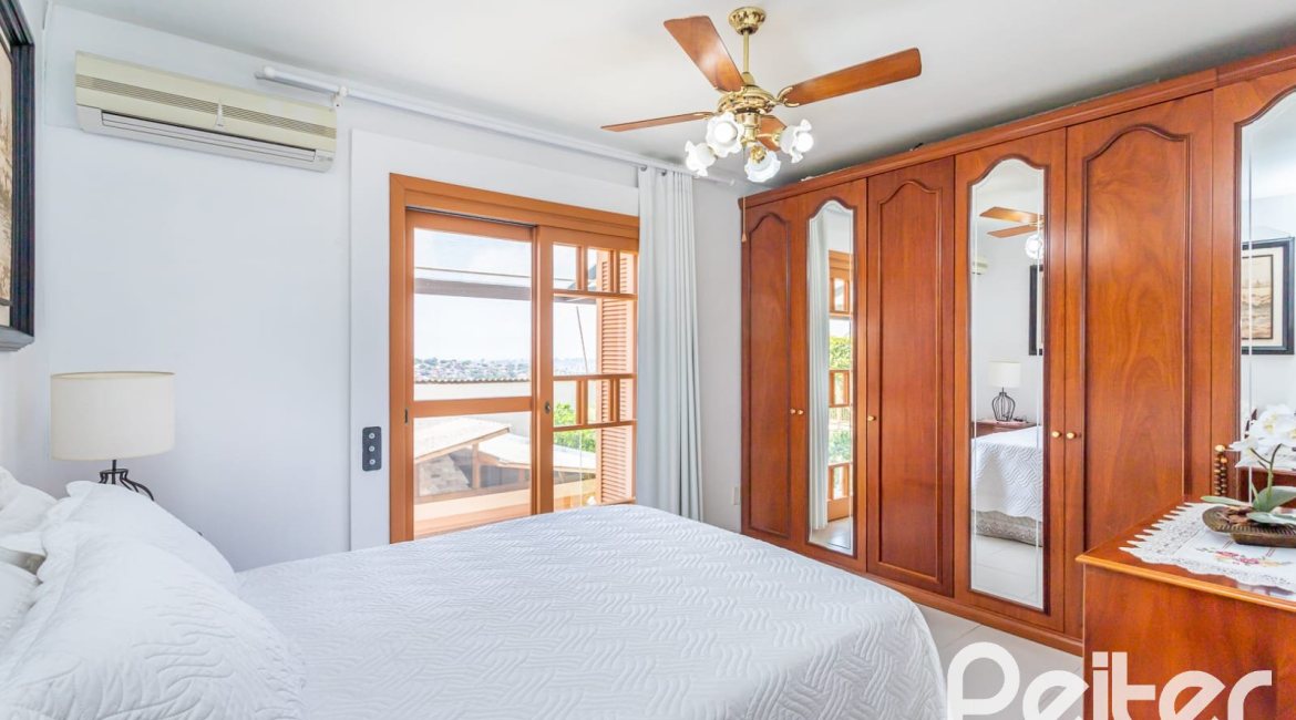 Casa à venda com 127m², 2 dormitórios, 1 suíte, 6 vagas, no bairro Teresópolis em Porto Alegre