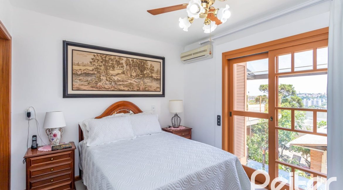 Casa à venda com 127m², 2 dormitórios, 1 suíte, 6 vagas, no bairro Teresópolis em Porto Alegre