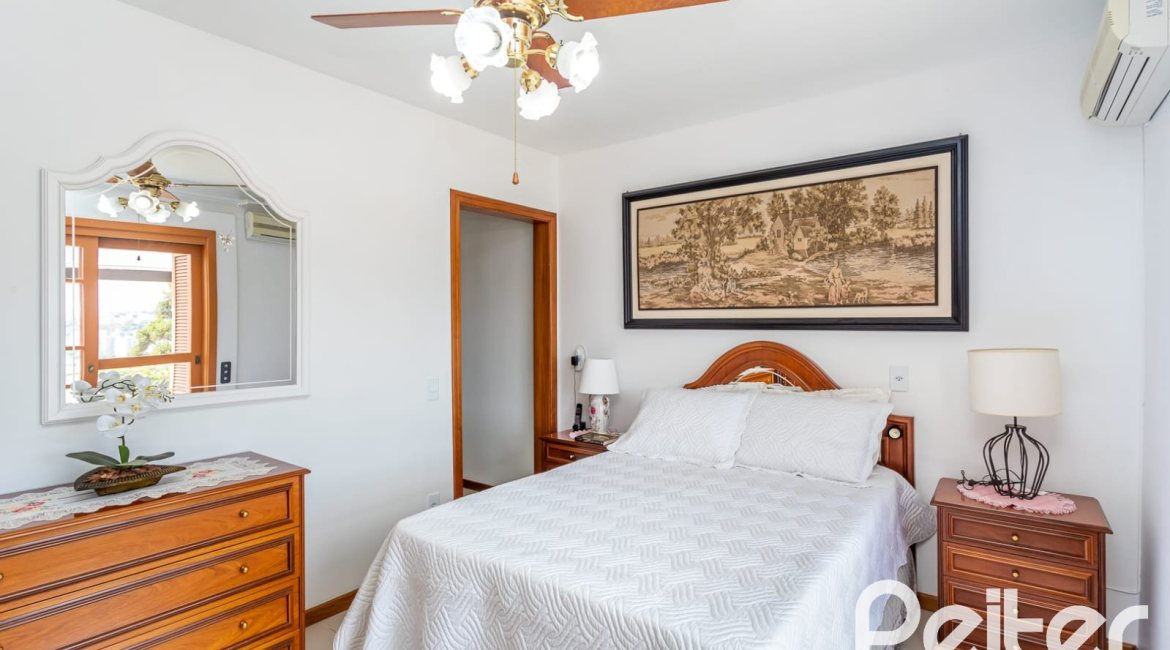 Casa à venda com 127m², 2 dormitórios, 1 suíte, 6 vagas, no bairro Teresópolis em Porto Alegre