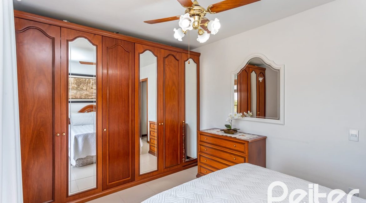 Casa à venda com 127m², 2 dormitórios, 1 suíte, 6 vagas, no bairro Teresópolis em Porto Alegre