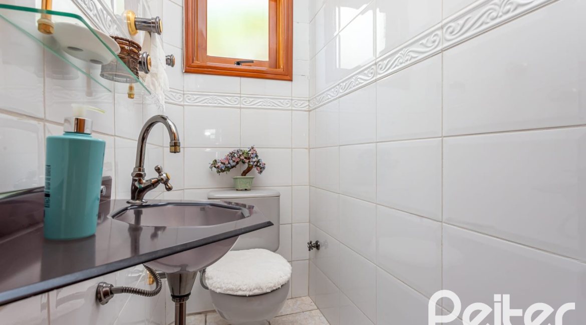 Casa à venda com 127m², 2 dormitórios, 1 suíte, 6 vagas, no bairro Teresópolis em Porto Alegre