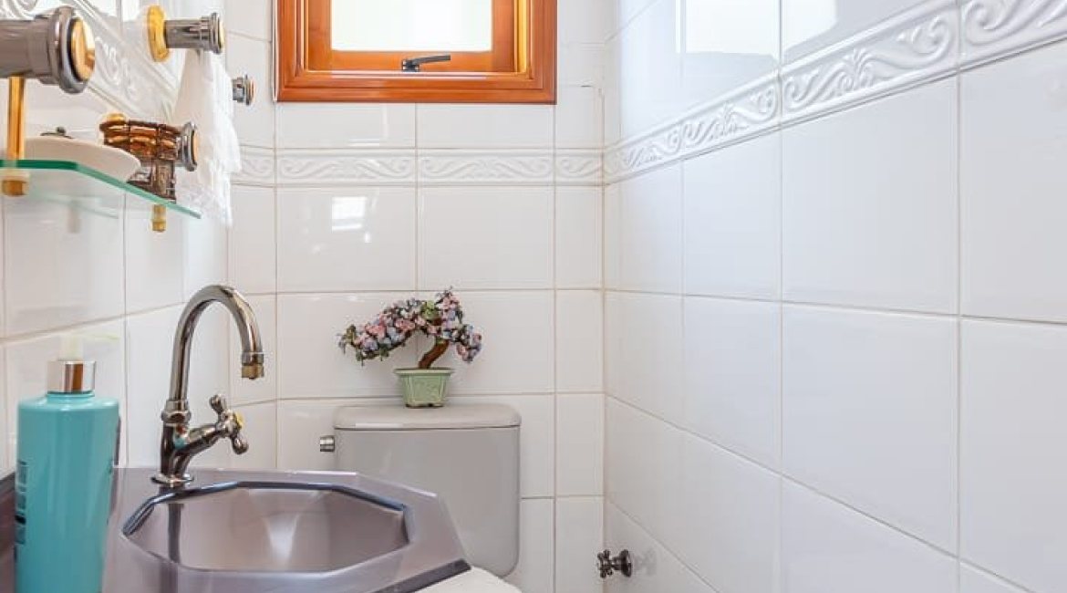 Casa à venda com 127m², 2 dormitórios, 1 suíte, 6 vagas, no bairro Teresópolis em Porto Alegre