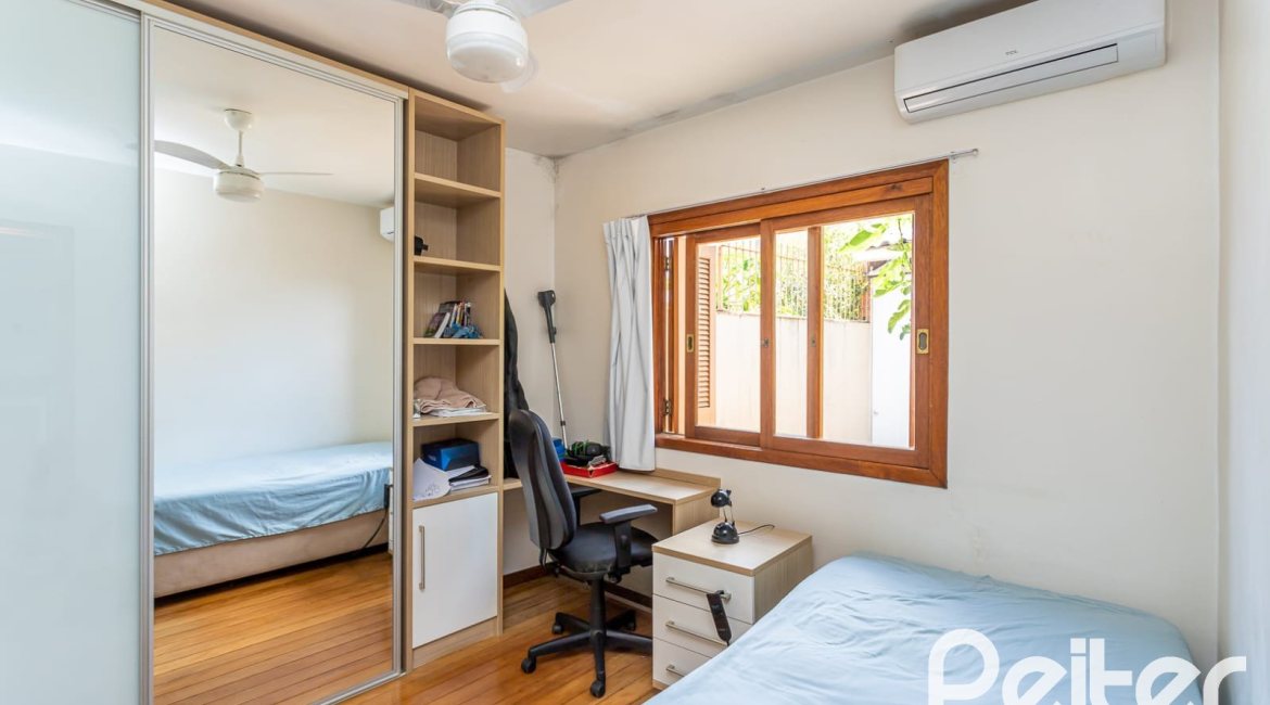 Casa à venda com 127m², 2 dormitórios, 1 suíte, 6 vagas, no bairro Teresópolis em Porto Alegre