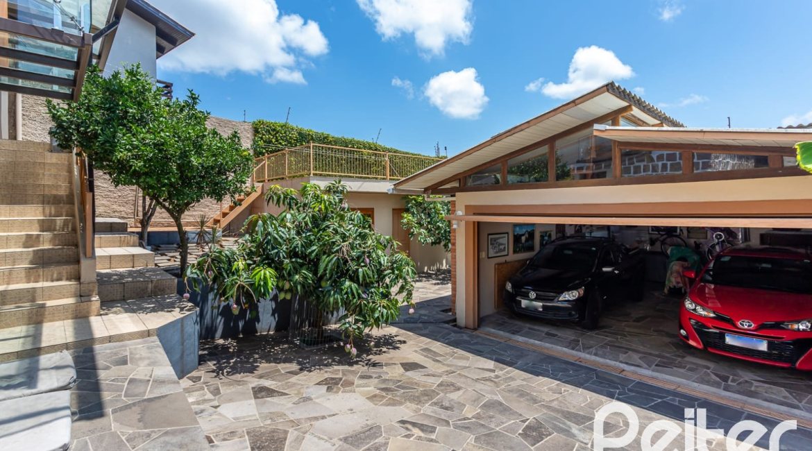Casa à venda com 127m², 2 dormitórios, 1 suíte, 6 vagas, no bairro Teresópolis em Porto Alegre