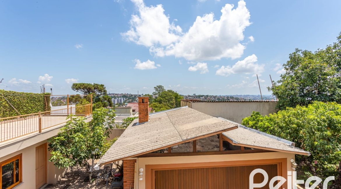 Casa à venda com 127m², 2 dormitórios, 1 suíte, 6 vagas, no bairro Teresópolis em Porto Alegre