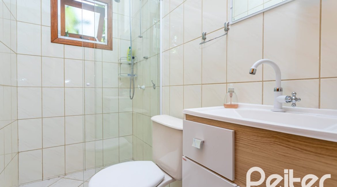 Casa à venda com 127m², 2 dormitórios, 1 suíte, 6 vagas, no bairro Teresópolis em Porto Alegre