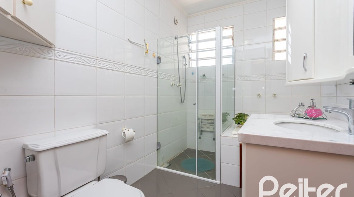 Casa à venda com 127m², 2 dormitórios, 1 suíte, 6 vagas, no bairro Teresópolis em Porto Alegre