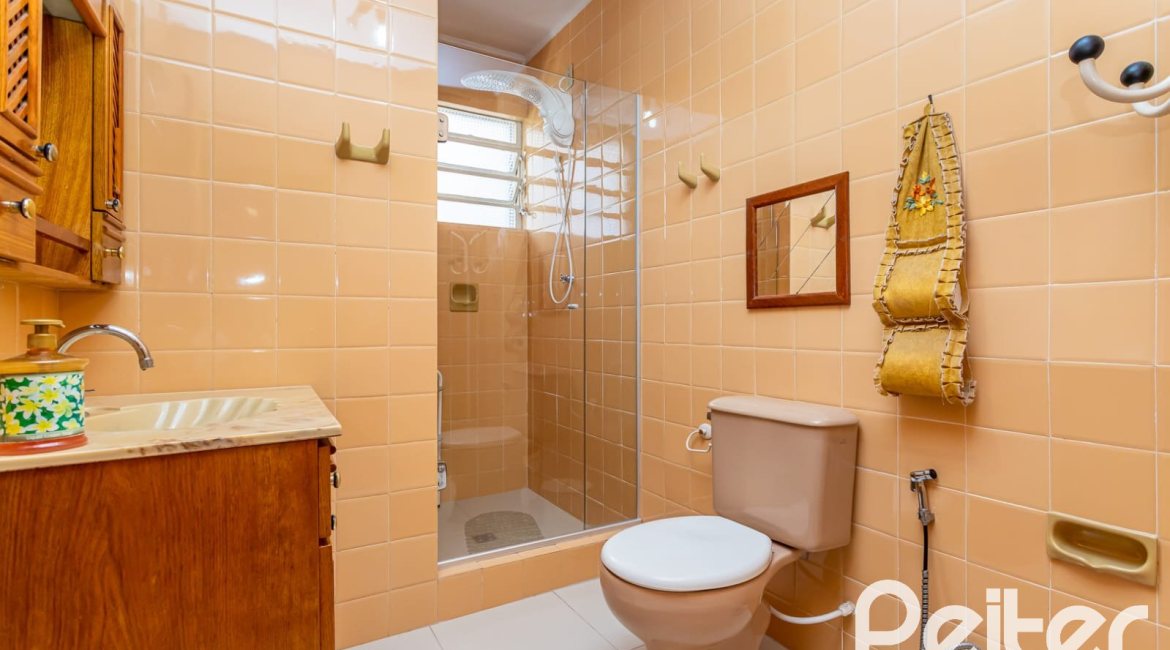 Casa à venda com 127m², 2 dormitórios, 1 suíte, 6 vagas, no bairro Teresópolis em Porto Alegre