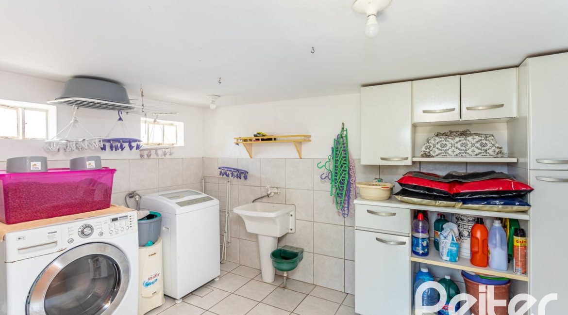 Casa à venda com 127m², 2 dormitórios, 1 suíte, 6 vagas, no bairro Teresópolis em Porto Alegre